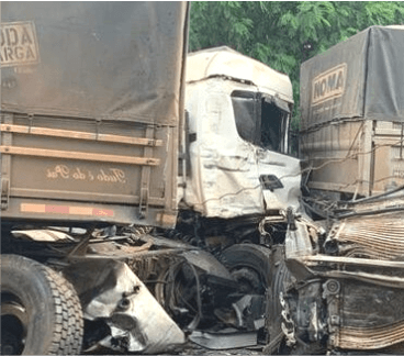 Segmento de Transporte de Cargas e Passageiros - imagem de acidente entre dois caminhões